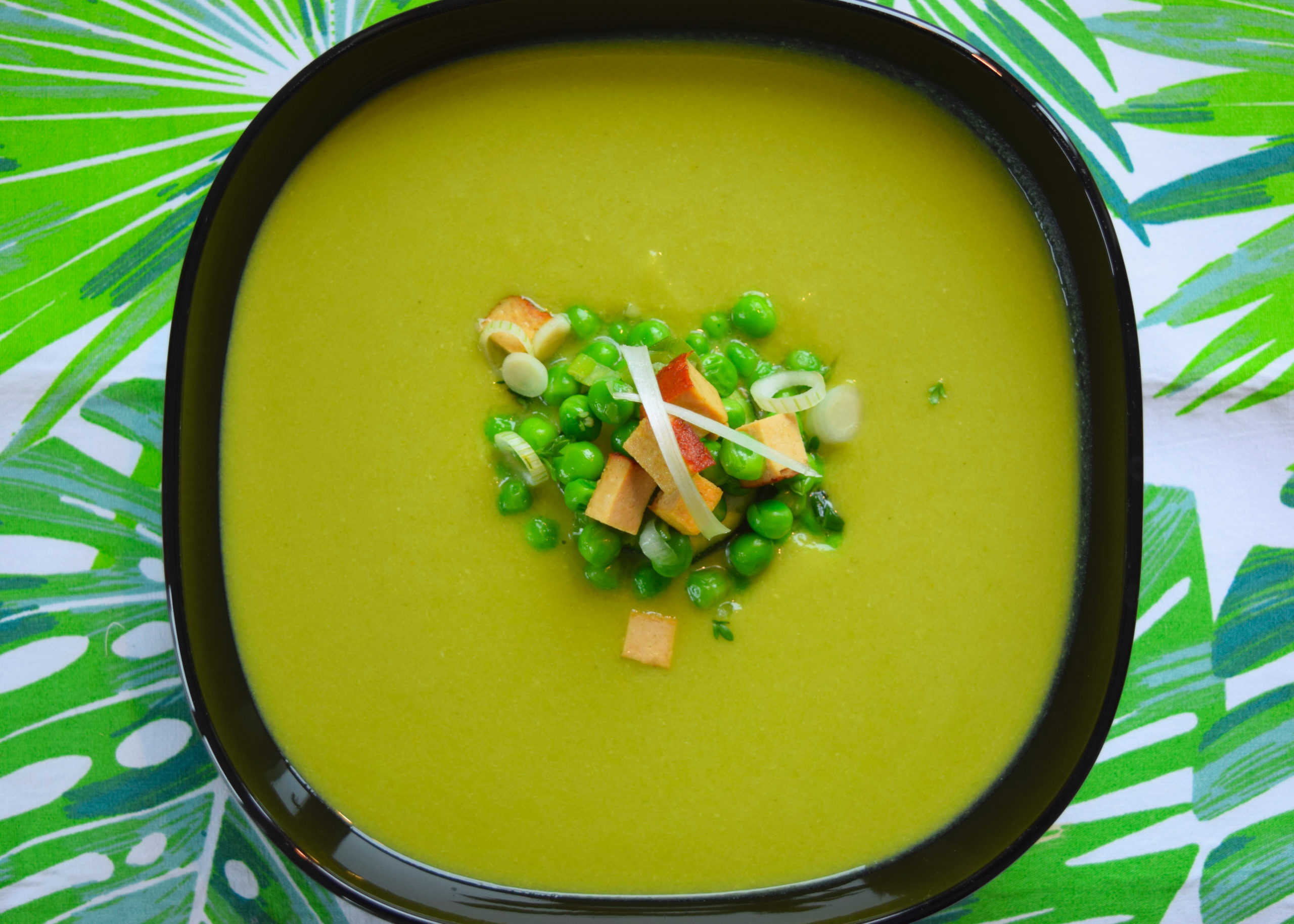 Cremige Erbsensuppe mit Räuchertofu