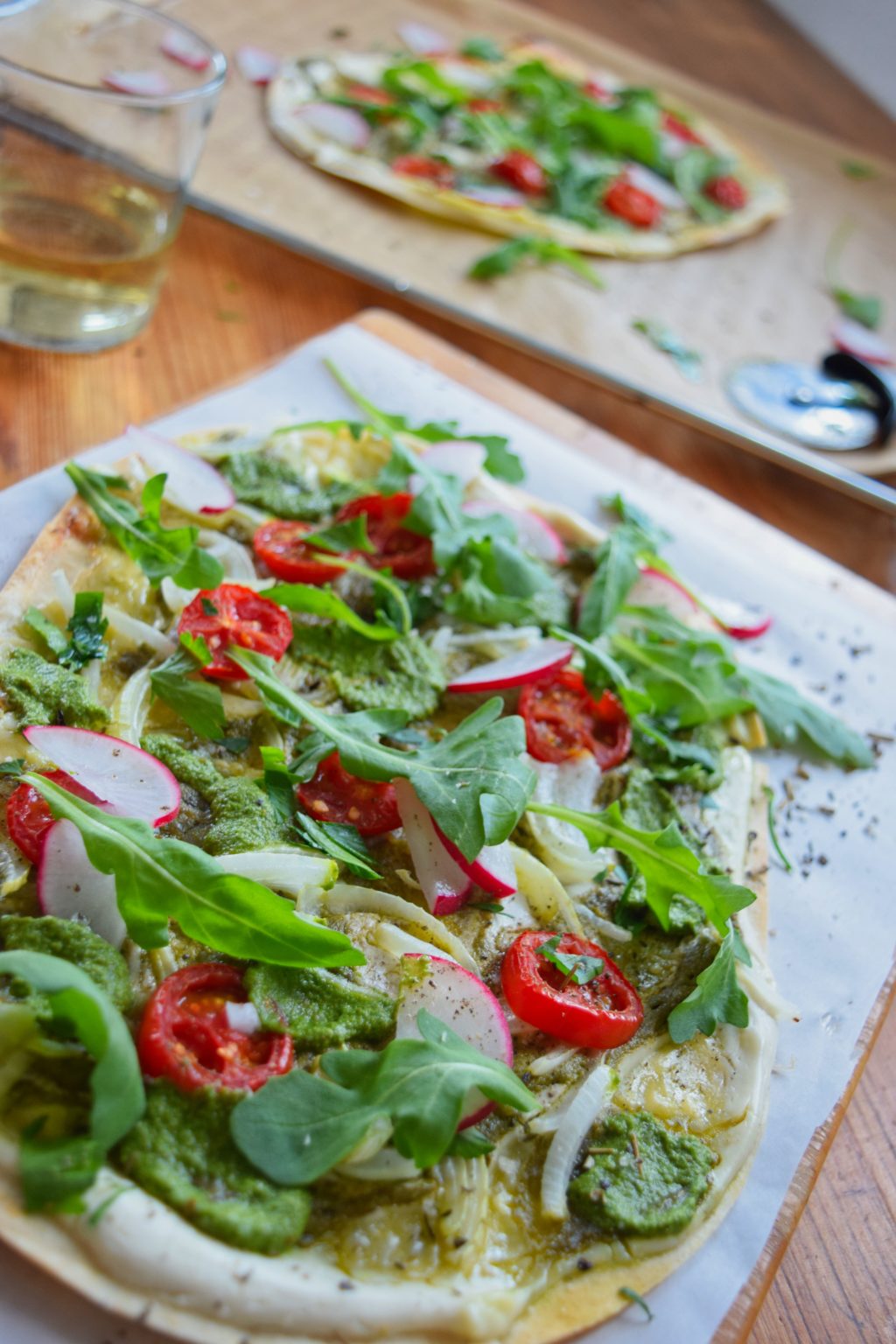 Flammkuchen mit Radieschengrün-Pesto Flammkuchen mit Radieschengrün-Pesto