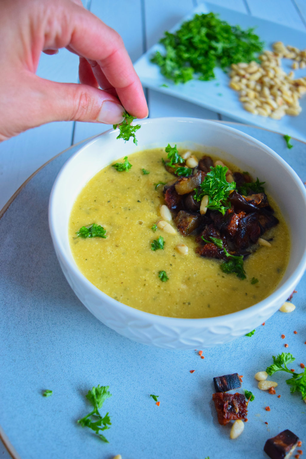 Zucchini-Kichererbsen Suppe mit Auberginen-Tomaten-Einlage