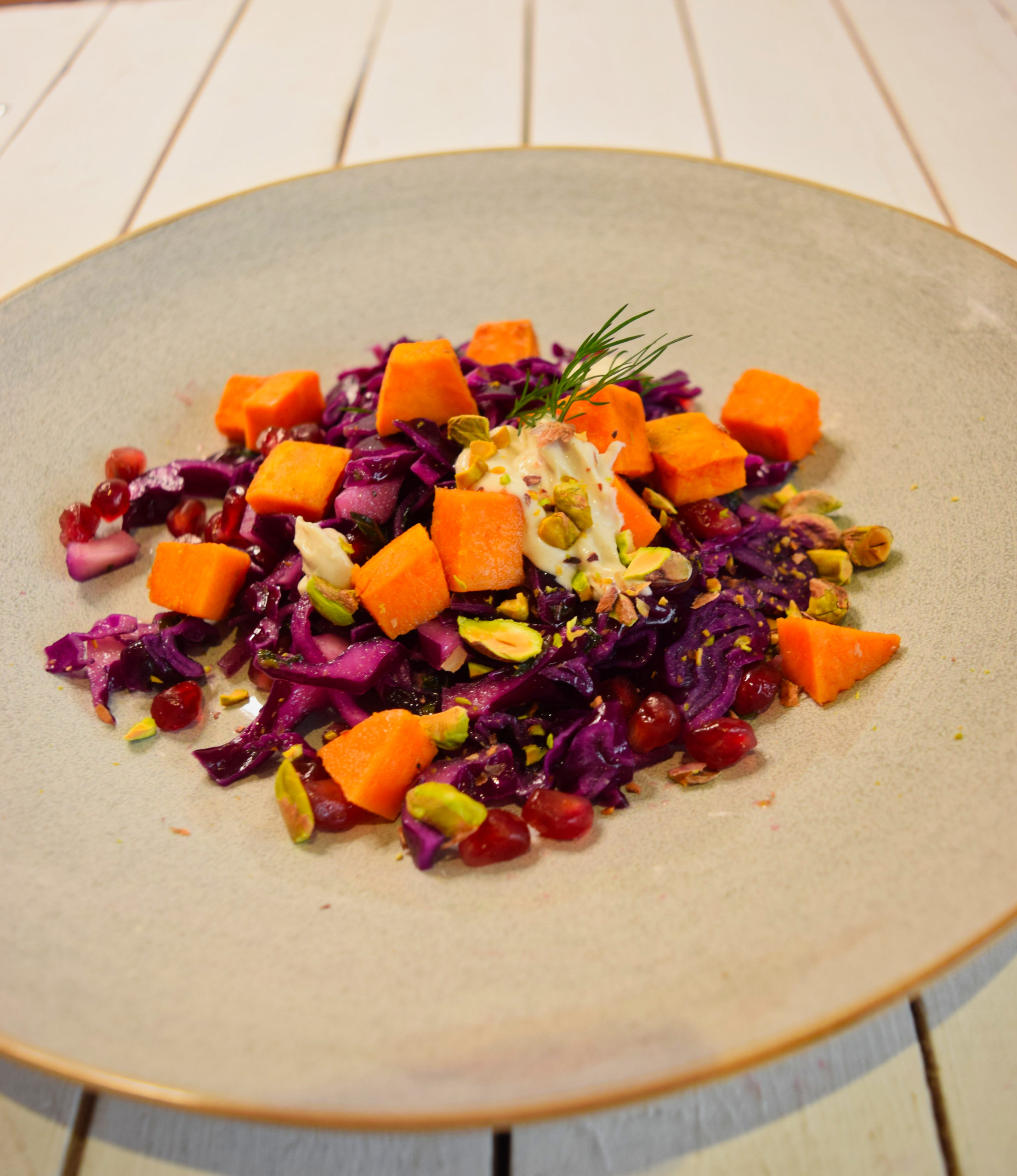 Rotkohlsalat mit Süßkartoffel, Granatapfel &amp; Tahin Sauce